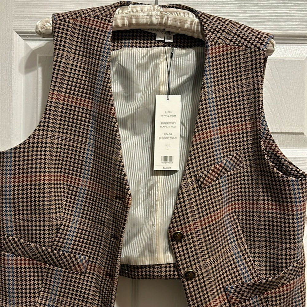 Chic vest four buttoned, lined multi colored, imported fabric.Adjustable back